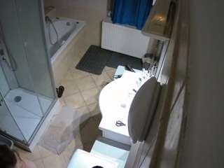 هذا النموذج مباشر الآن. voyeurcam-julmodels-bath-2nd-2