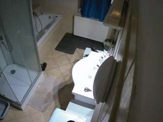 该模特正在直播。 voyeurcam-julmodels-bath-2nd-2
