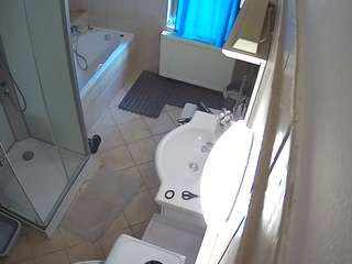هذا النموذج مباشر الآن. voyeurcam-julmodels-bath-2nd-2