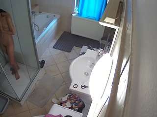 Mẫu này đang trực tiếp. voyeurcam-julmodels-bath-2nd-2