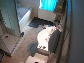 Model ini sedang live sekarang. voyeurcam-julmodels-bath-2nd-2