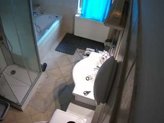 Ten model jest teraz na żywo. voyeurcam-julmodels-bath-2nd-2