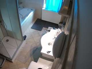Acest model este live acum. voyeurcam-julmodels-bath-2nd-2