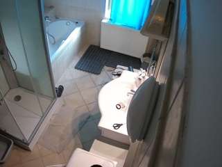 Este modelo está ao vivo agora. voyeurcam-julmodels-bath-2nd-2