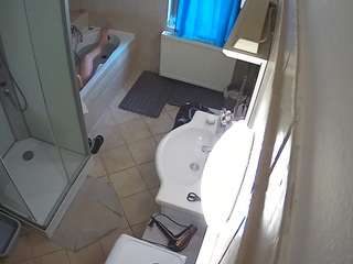 le modèle voyeurcam-julmodels-bath-2nd-2 est en webcam porno dans un show sur le site camsoda, il possède les tags suivants: flash,flashing,hidden,hidden cam,julmodels-house,pov,sexwebcam,shower,voyeur,hd