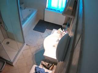 le modèle voyeurcam-julmodels-bath-2nd-2 est en webcam porno dans un show sur le site camsoda, il possède les tags suivants: flash,flashing,hidden,hidden cam,julmodels-house,pov,sexwebcam,shower,voyeur,hd