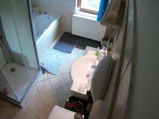 voyeurcam-julmodels-bath-2nd-2