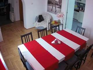 Dieses Model ist jetzt live. voyeurcam-julmodels-dining