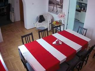Este modelo está en vivo ahora. voyeurcam-julmodels-dining
