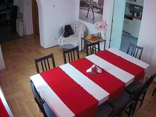 Dieses Model ist jetzt live. voyeurcam-julmodels-dining
