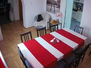 이 모델은 현재 라이브 중입니다. voyeurcam-julmodels-dining