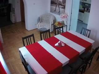 Este modelo está ao vivo agora. voyeurcam-julmodels-dining