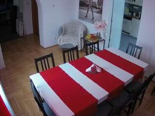 Dieses Model ist jetzt live. voyeurcam-julmodels-dining