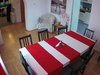 Acest model este live acum. voyeurcam-julmodels-dining