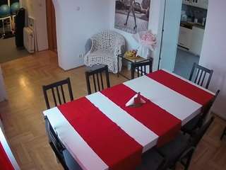 Este modelo está ao vivo agora. voyeurcam-julmodels-dining