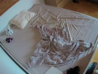 Asian Cam Model voyeurcam-julmodels-greybed-1 camsoda