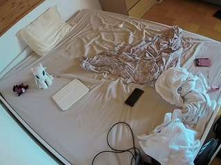 Male Cam Model camsoda voyeurcam-julmodels-greybed-1