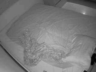 voyeurcam-julmodels-greybed-1