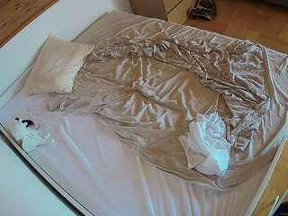 Livesex House camsoda voyeurcam-julmodels-greybed-1