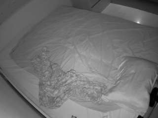 voyeurcam-julmodels-greybed-1