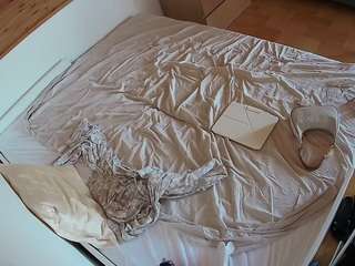 Voyeru House camsoda voyeurcam-julmodels-greybed-1