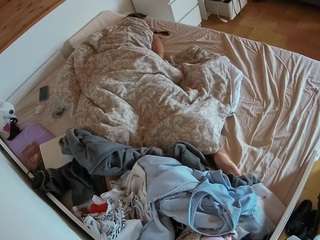 voyeurcam-julmodels-greybed-1