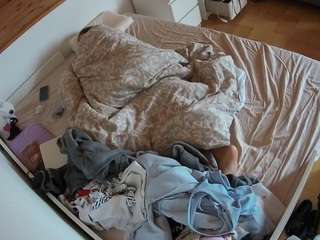 voyeurcam-julmodels-greybed-1
