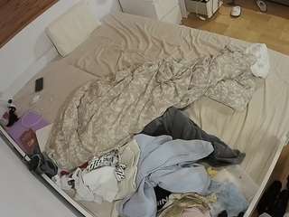 voyeurcam-julmodels-greybed-1