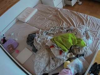 voyeurcam-julmodels-greybed-1