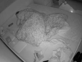 voyeurcam-julmodels-greybed-1