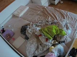 voyeurcam-julmodels-greybed-1