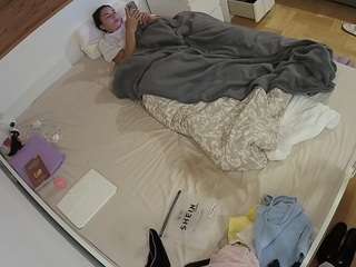 voyeurcam-julmodels-greybed-1