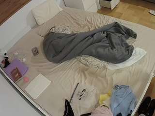 voyeurcam-julmodels-greybed-1