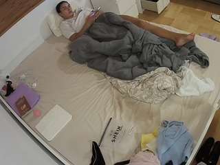 voyeurcam-julmodels-greybed-1