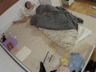 voyeurcam-julmodels-greybed-1