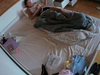voyeurcam-julmodels-greybed-1