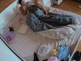 voyeurcam-julmodels-greybed-1