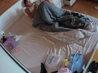 voyeurcam-julmodels-greybed-1