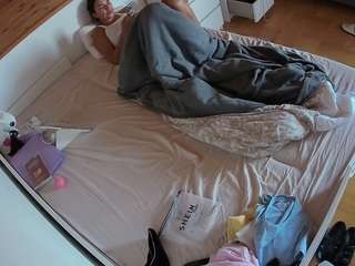 voyeurcam-julmodels-greybed-1