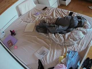 voyeurcam-julmodels-greybed-1