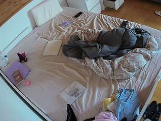voyeurcam-julmodels-greybed-1