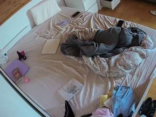 voyeurcam-julmodels-greybed-1