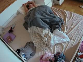 voyeurcam-julmodels-greybed-1