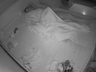 voyeurcam-julmodels-greybed-1