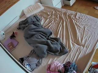 voyeurcam-julmodels-greybed-1