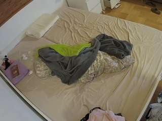 voyeurcam-julmodels-greybed-1