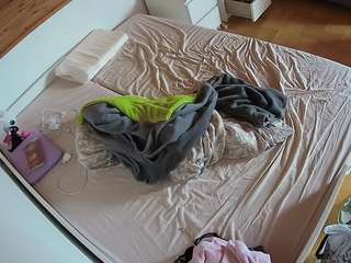 voyeurcam-julmodels-greybed-1
