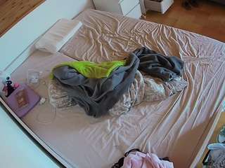 voyeurcam-julmodels-greybed-1