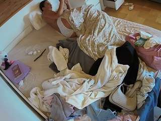 voyeurcam-julmodels-greybed-1