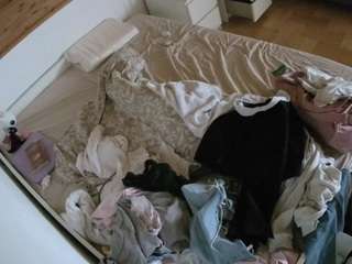 voyeurcam-julmodels-greybed-1